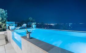 Villa The Boat With Rooftop Pool